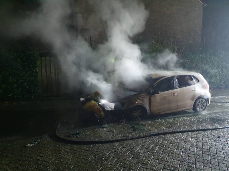 Auto verwoest door brand, politie doet onderzoek