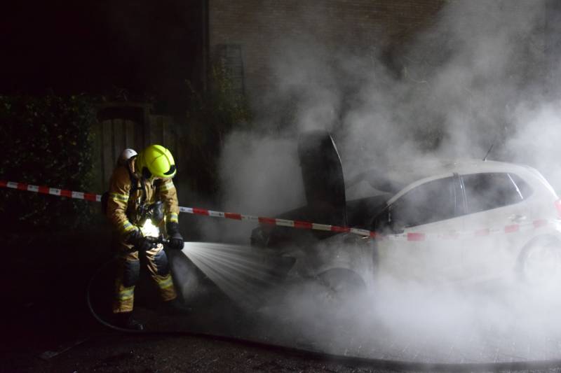 Auto verwoest door brand, politie doet onderzoek
