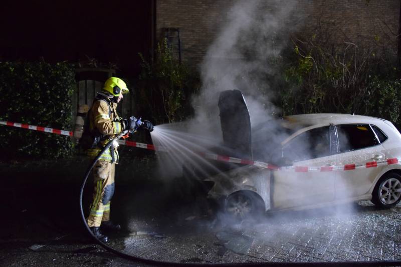 Auto verwoest door brand, politie doet onderzoek