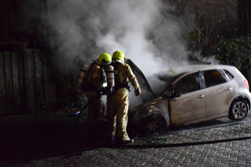 Auto verwoest door brand, politie doet onderzoek