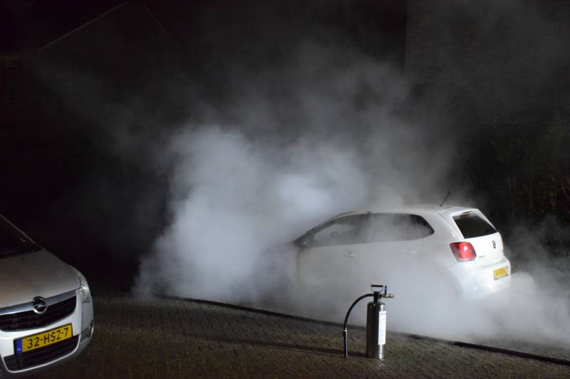 Auto verwoest door brand, politie doet onderzoek