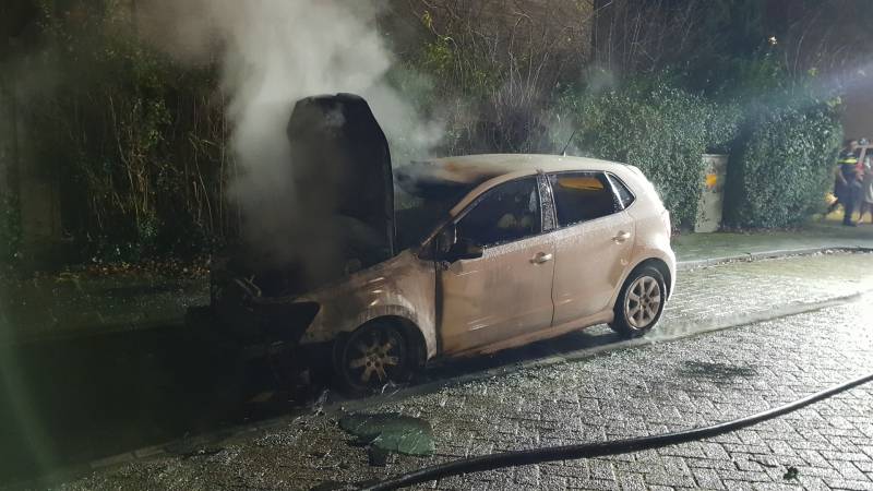 Auto verwoest door brand, politie doet onderzoek