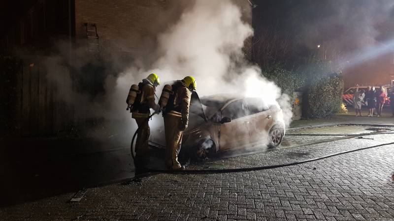 Auto verwoest door brand, politie doet onderzoek