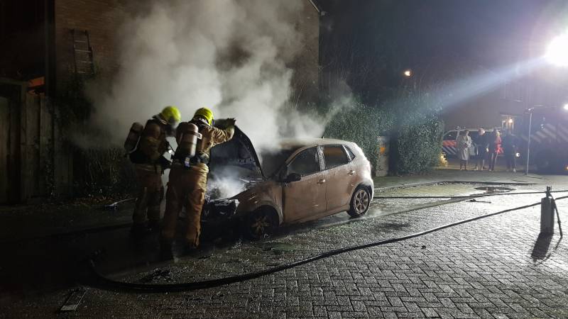 Auto verwoest door brand, politie doet onderzoek