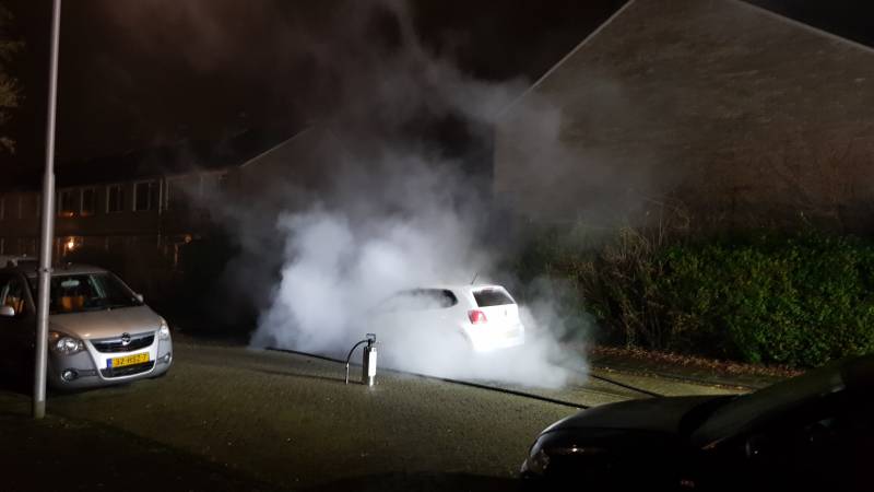 Auto verwoest door brand, politie doet onderzoek