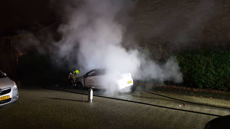 Auto verwoest door brand, politie doet onderzoek