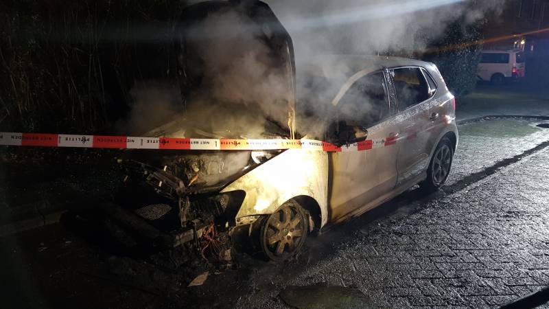 Auto verwoest door brand, politie doet onderzoek