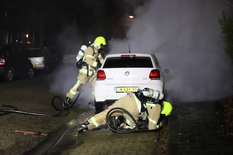 Auto verwoest door brand, politie doet onderzoek