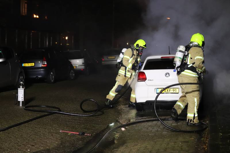 Auto verwoest door brand, politie doet onderzoek