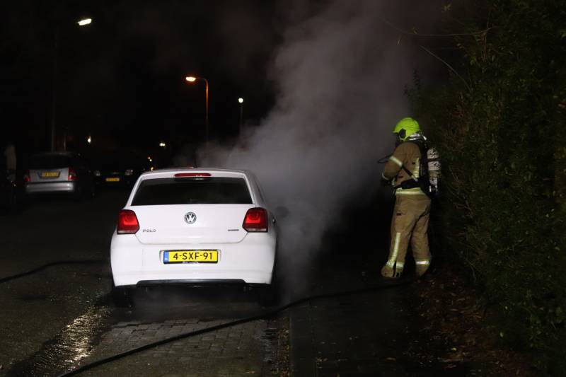 Auto verwoest door brand, politie doet onderzoek