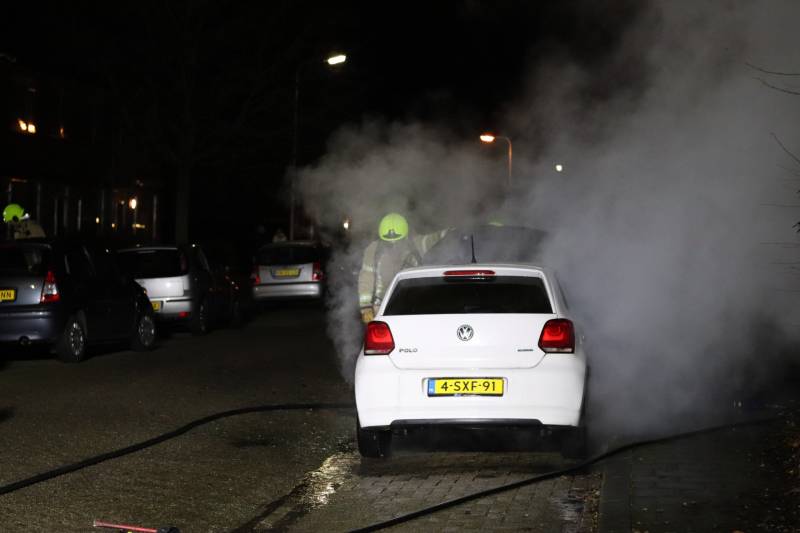 Auto verwoest door brand, politie doet onderzoek