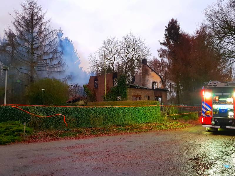 Leegstaande woning verwoest door brand