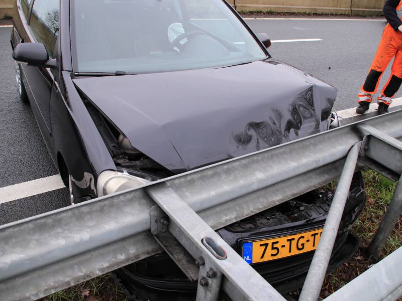 Auto knalt op vangrail in beruchte bocht