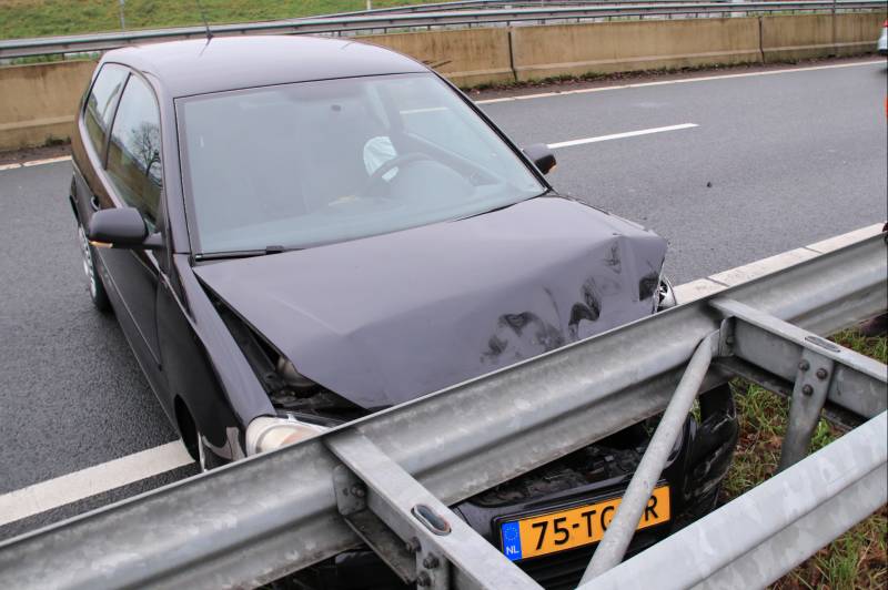 Auto knalt op vangrail in beruchte bocht