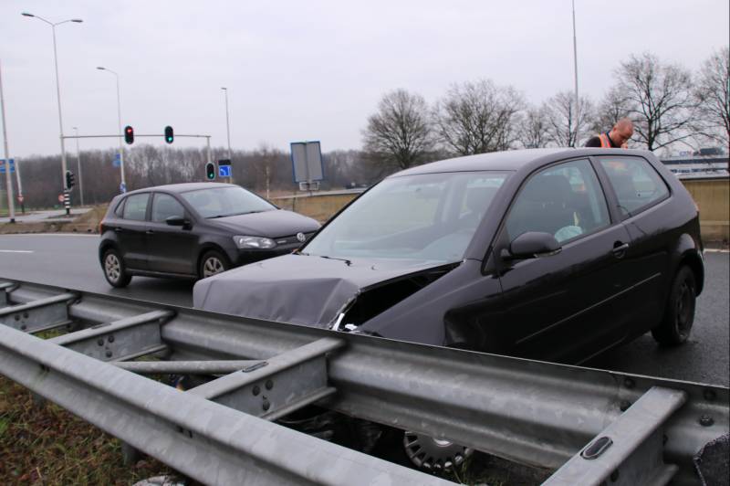 Auto knalt op vangrail in beruchte bocht