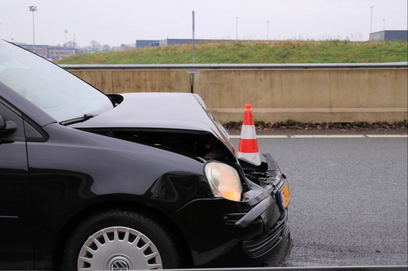 Auto knalt op vangrail in beruchte bocht