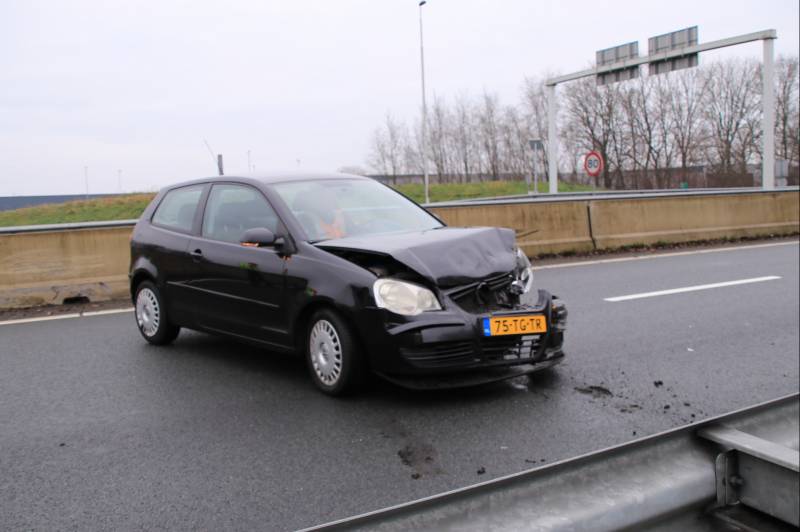 Auto knalt op vangrail in beruchte bocht
