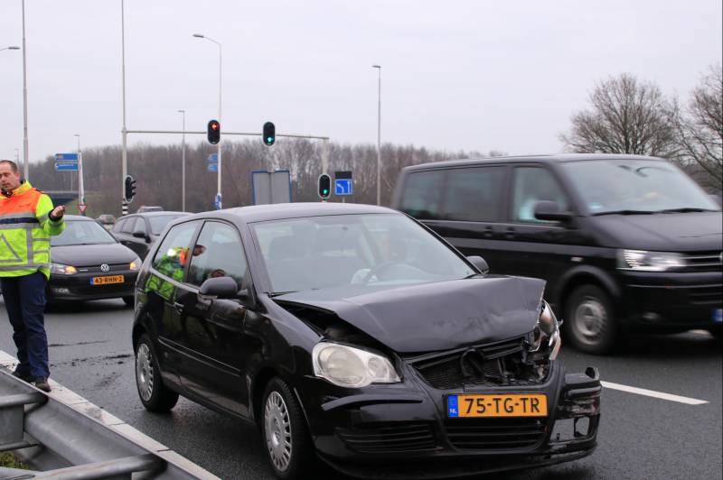 Auto knalt op vangrail in beruchte bocht