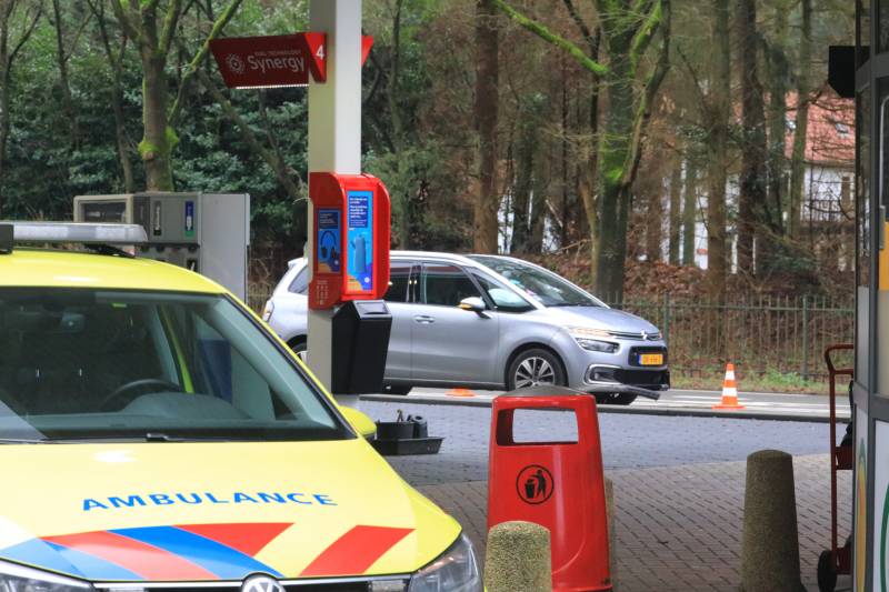 Auto gelanceerd na aanrijding met betonblok