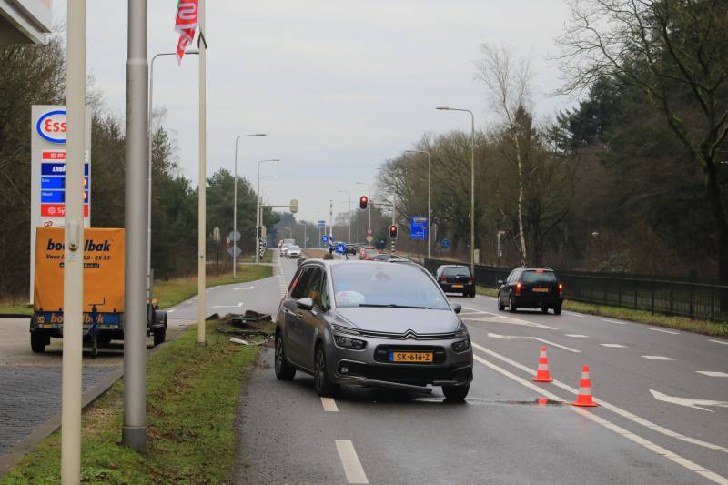 Auto gelanceerd na aanrijding met betonblok