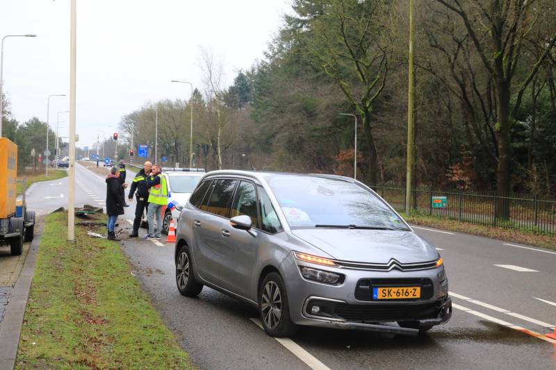 Auto gelanceerd na aanrijding met betonblok