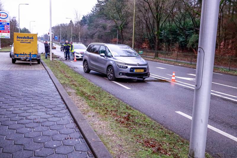 Auto gelanceerd na aanrijding met betonblok