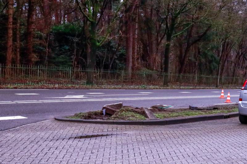 Auto gelanceerd na aanrijding met betonblok