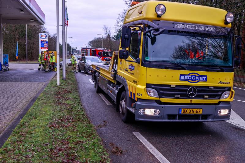 Auto gelanceerd na aanrijding met betonblok