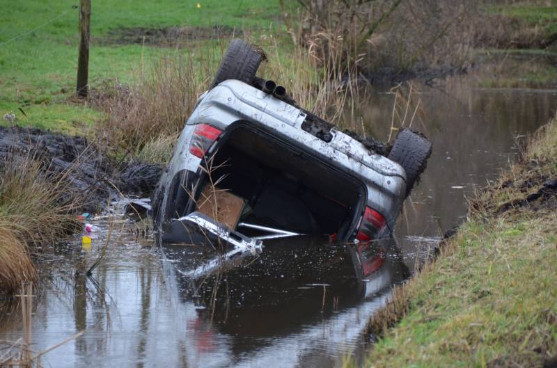Auto belandt op de kop in een sloot na een uitwijkmanoeuvre