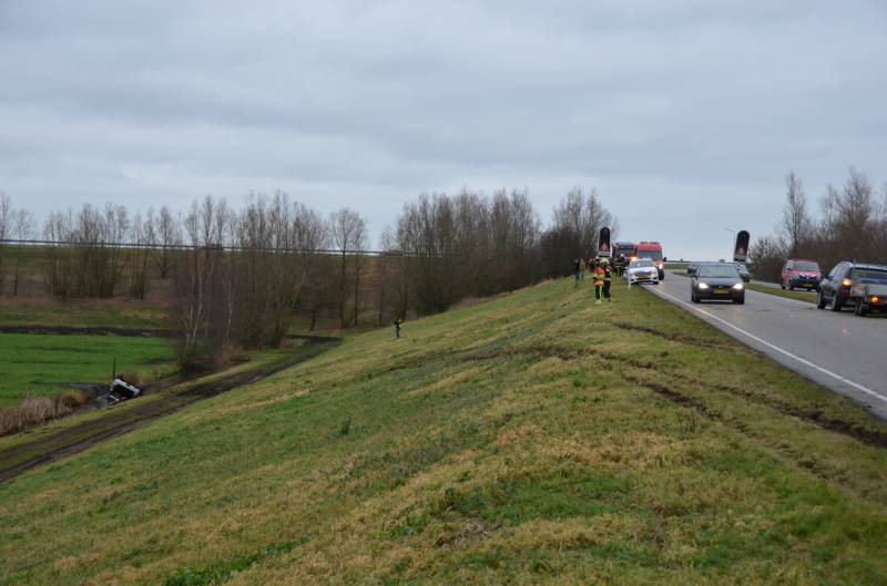 Auto belandt op de kop in een sloot na een uitwijkmanoeuvre