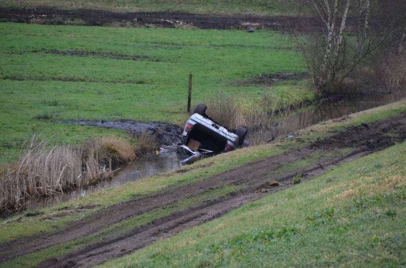 Auto belandt op de kop in een sloot na een uitwijkmanoeuvre