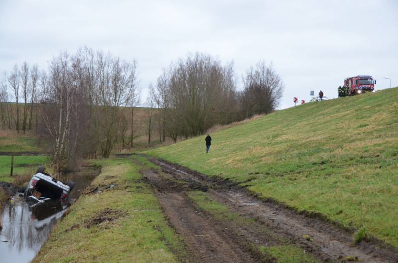 Auto belandt op de kop in een sloot na een uitwijkmanoeuvre
