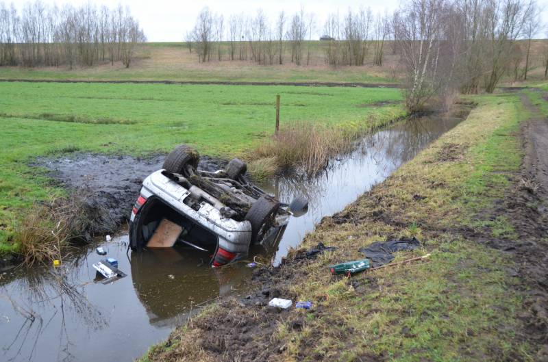 Auto belandt op de kop in een sloot na een uitwijkmanoeuvre