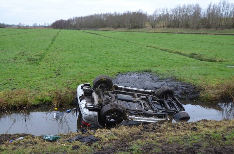 Auto belandt op de kop in een sloot na een uitwijkmanoeuvre