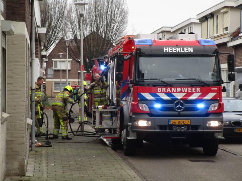 Brandweer blust brandende oven
