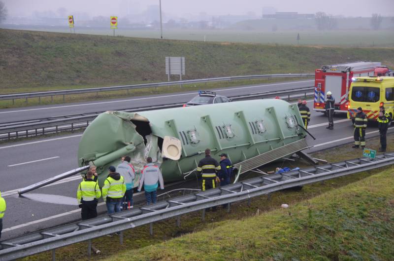 Vrachtwagen met bulkoplegger verliest silo