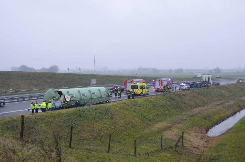 Vrachtwagen met bulkoplegger verliest silo