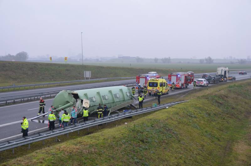 Vrachtwagen met bulkoplegger verliest silo