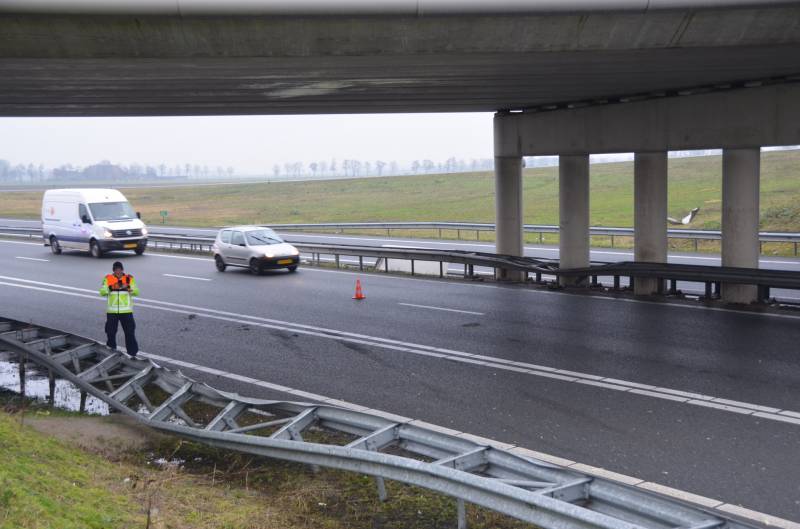 Vrachtwagen met bulkoplegger verliest silo