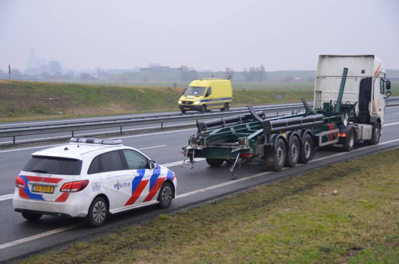 Vrachtwagen met bulkoplegger verliest silo