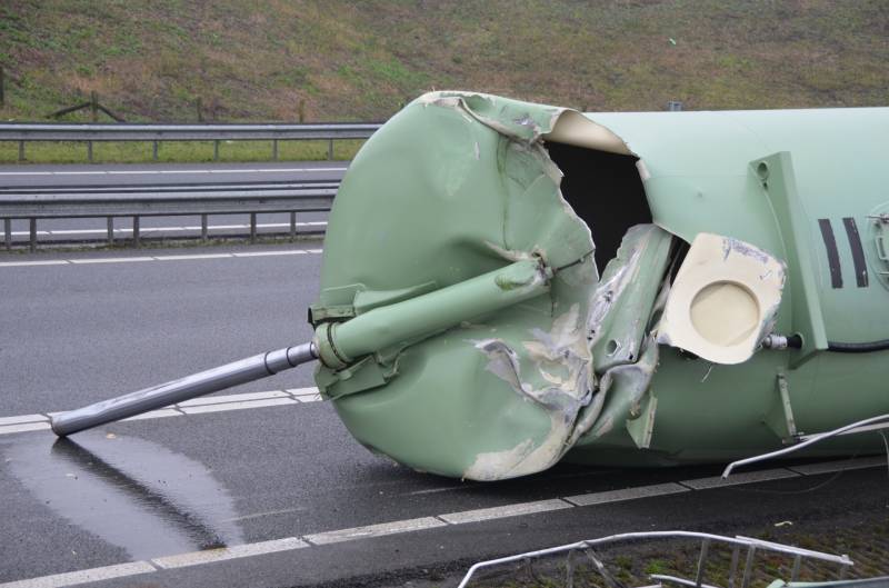 Vrachtwagen met bulkoplegger verliest silo