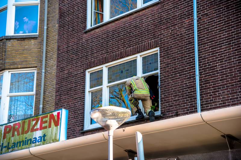 Kindje valt van twee hoog uit raam