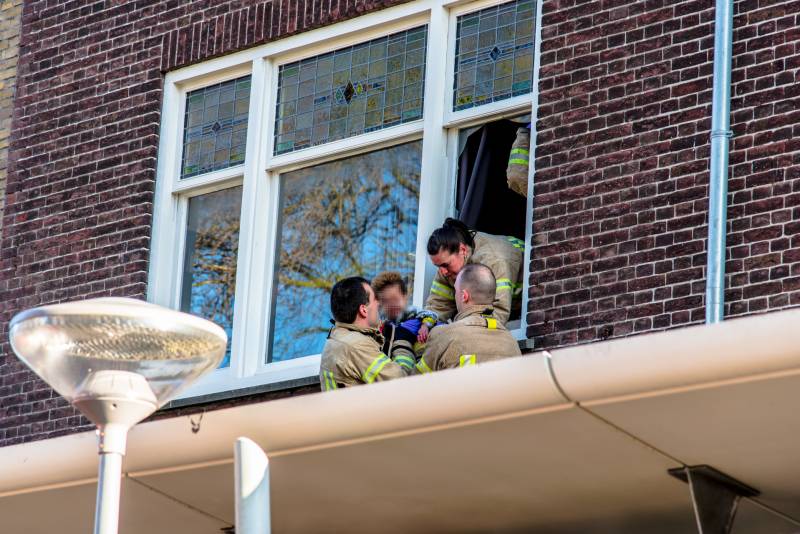 Kindje valt van twee hoog uit raam