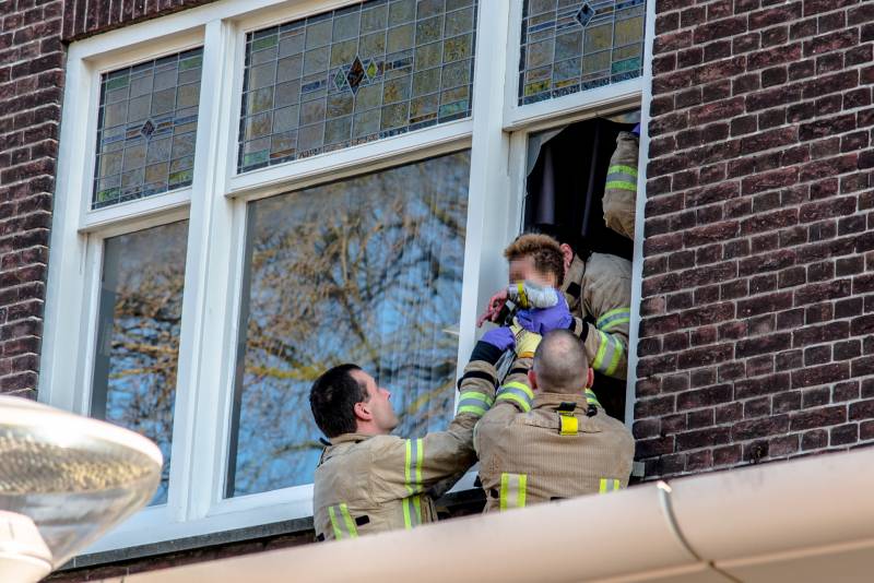 Kindje valt van twee hoog uit raam