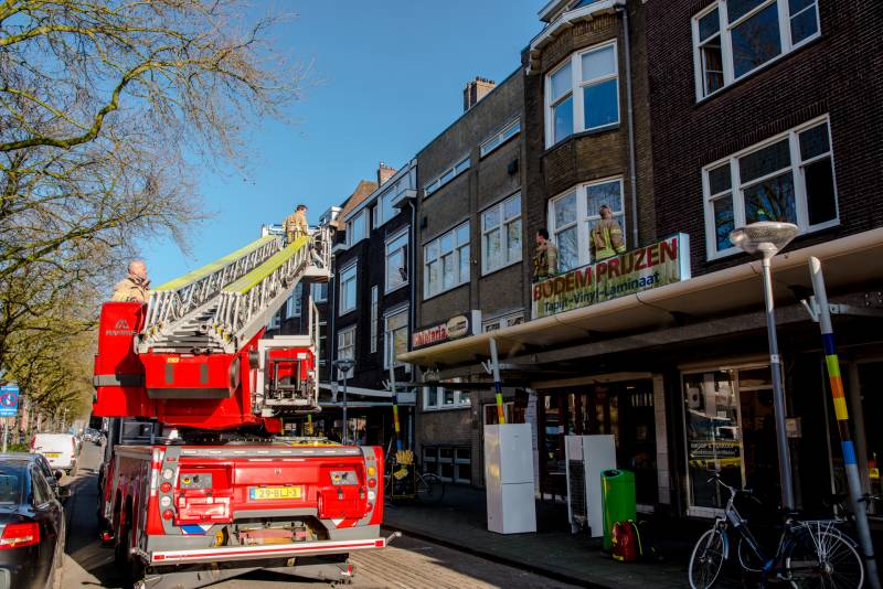 Kindje valt van twee hoog uit raam