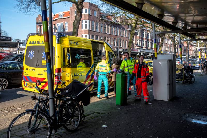 Kindje valt van twee hoog uit raam