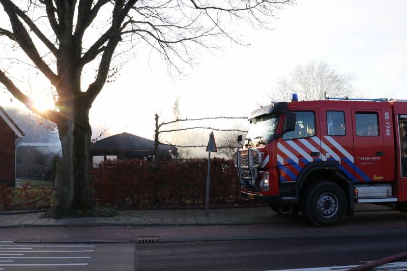 Auto en schuur gaan in vlammen op