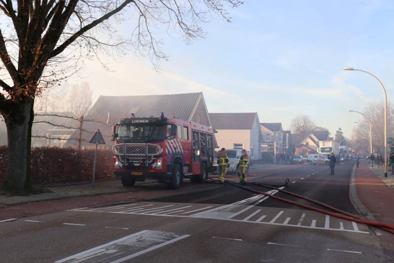 Auto en schuur gaan in vlammen op
