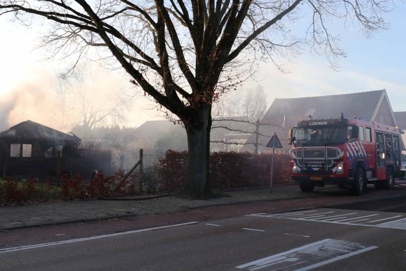 Auto en schuur gaan in vlammen op
