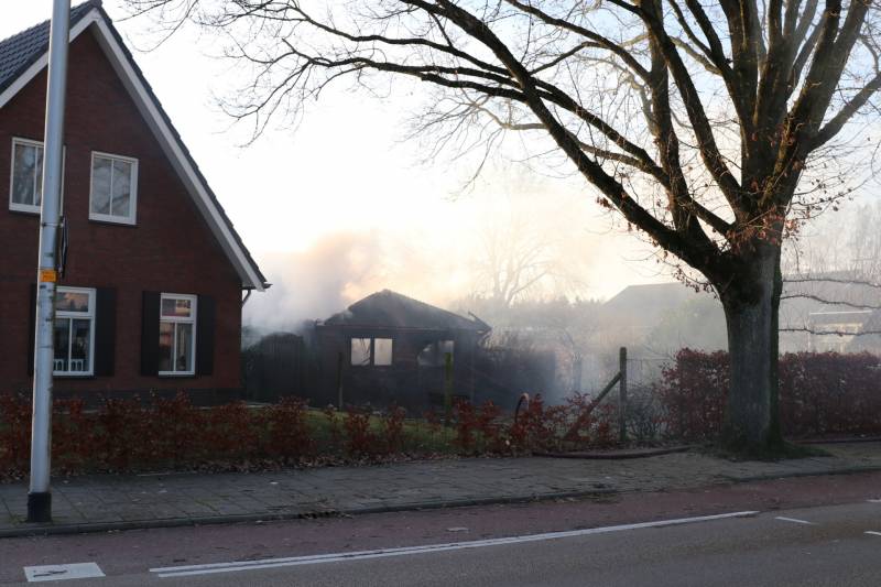 Auto en schuur gaan in vlammen op